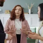 personas-que-tienen-debate-mientras-miran-computadora - Mercè Pomar Espai